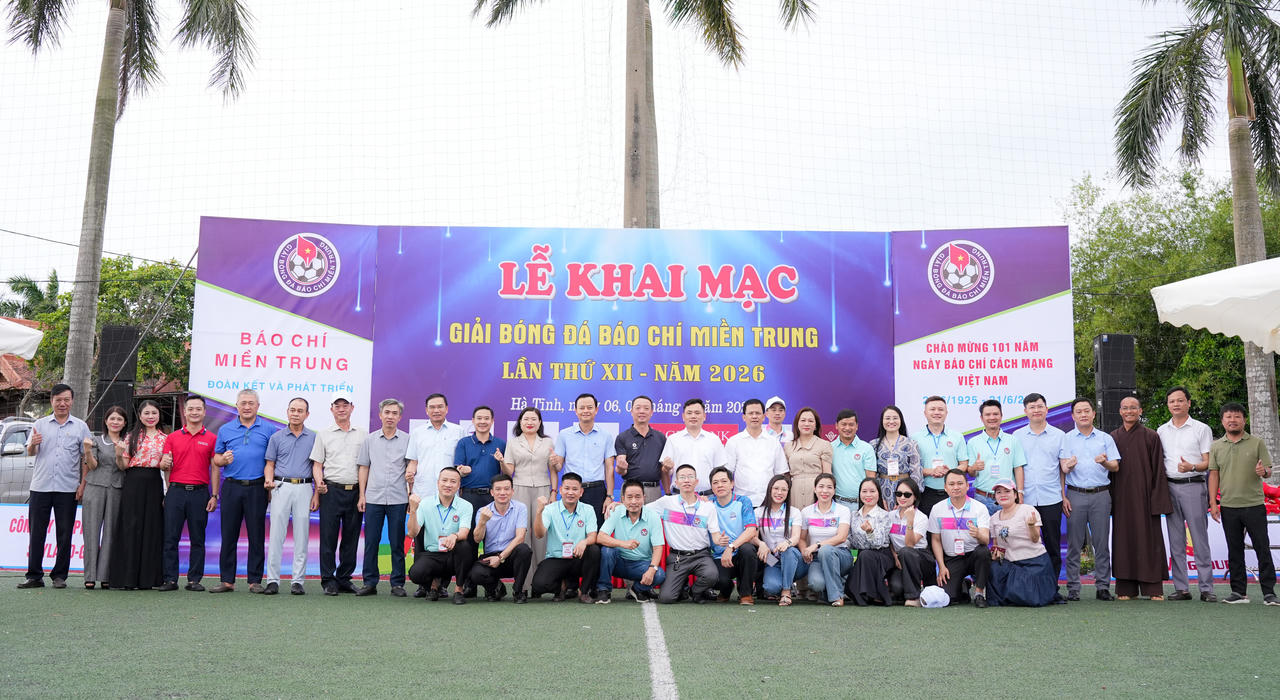 Lãnh đạo tỉnh Hà Tĩnh chụp ảnh lưu niệm với Ban tổ chức giải.