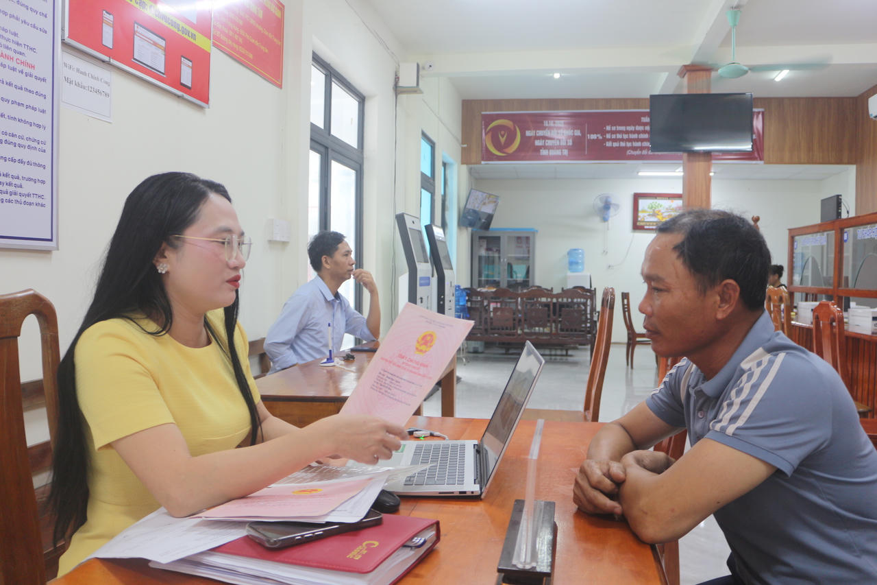 Bà Trần Ngọc Hương, Phó Chủ tịch UBND phường Bắc Gianh hỗ trợ người dân thực hiện thủ tục hành chính trong khuôn khổ mô hình “Ngày thứ 7: Chính quyền tận tâm - Người dân thuận tiện”.