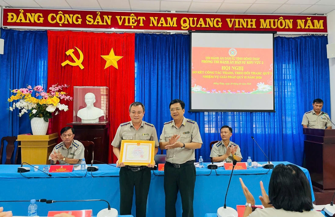 Lãnh đạo cấp trên tặng giấy khen