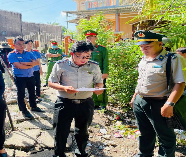 Chấp hành viên công bố Quyết định Thi hành án