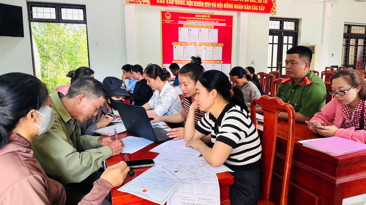 Người dân xã Tuyên Hóa được cán bộ hướng dẫn, hỗ trợ thực hiện thủ tục hành chính tại cơ sở.