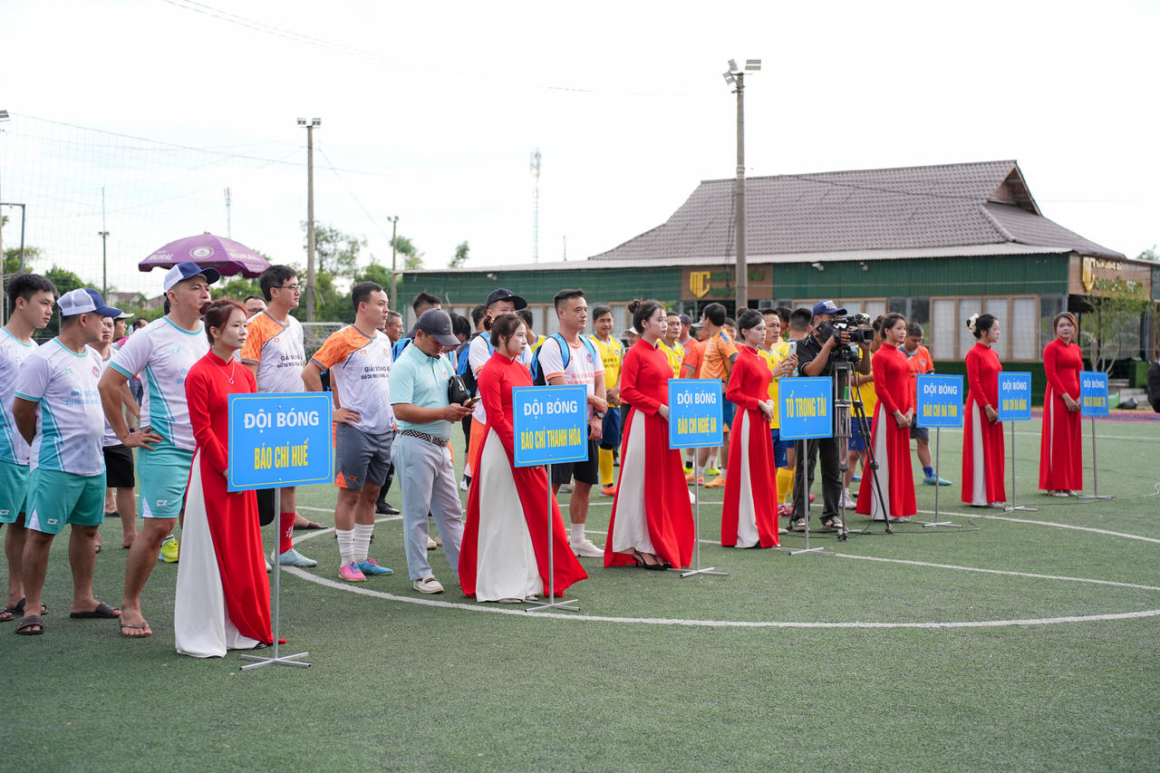 Giải Bóng đá Báo chí miền Trung lần thứ XII thu hút 6 đội bóng với hơn 100 phóng viên, nhà báo đến từ các cơ quan thông tấn báo chí trung ương và địa phương tham gia.