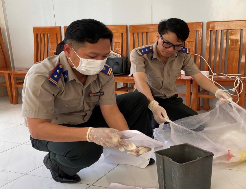Công chức tổ chức tiêu hủy tang vật