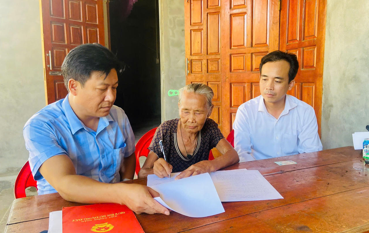 Bà Nguyễn Thị Đào được cán bộ TTPVHCC xã Tuyên Hóa hỗ trợ hoàn thiện thủ tục thỏa thuận phân chia di sản thừa kế tại nhà riêng.