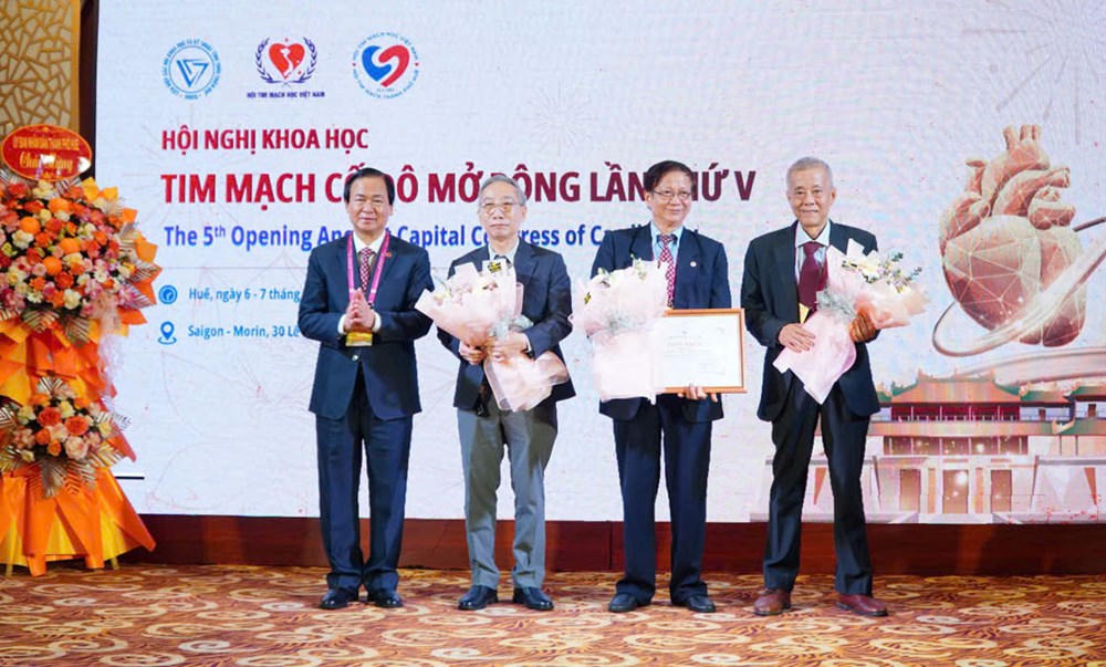 GS.TS Nguyễn Lân Việt trao tặng Giấy khen của Hội Tim mạch Việt Nam cho Hội Tim mạch TP Huế. 