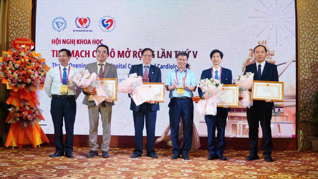 Đại diện TP Huế trao Bằng khen cho tập thể và 3 cá nhân có thành tích xuất sắc của Hội Tim mạch thành phố. 