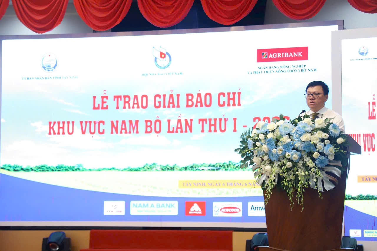 Nhà&nbsp;báo Lê Quốc Minh - Ủy viên Trung ương Đảng, Ủy viên Ban Thường vụ Đảng ủy các cơ quan Đảng Trung ương, Tổng Biên tập Báo Nhân Dân, Phó Trưởng Ban Tuyên giáo và Dân vận Trung ương, Chủ tịch Hội Nhà báo Việt Nam phát biểu tại buổi lễ.