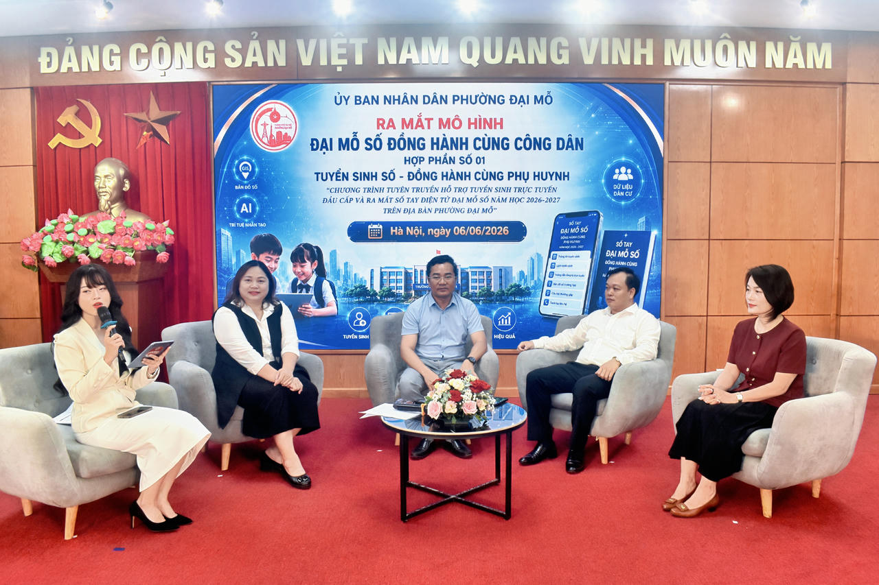 Đại diện Sở Giáo dục và Đào tạo TP Hà Nội, Sở Nội vụ TP Hà Nội, Phòng Văn hóa - Xã hội phường Đại Mỗ cùng đại diện lãnh đạo các trường Tiểu học, THCS công lập trên địa bàn giải đáp thắc mắc của phụ huynh học sinh về công tác tuyển sinh. 