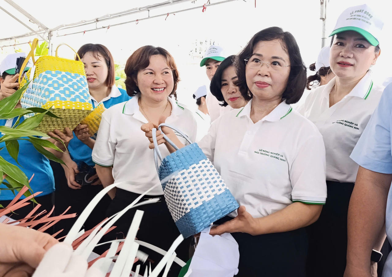 Bà Trịnh Thị Minh Thanh - Phó Bí thư Thường trực Tỉnh ủy, Chủ tịch HĐND tỉnh Quảng Ninh tham quan Khu trưng bày sản phẩm tái chế, đổi rác lấy quà.