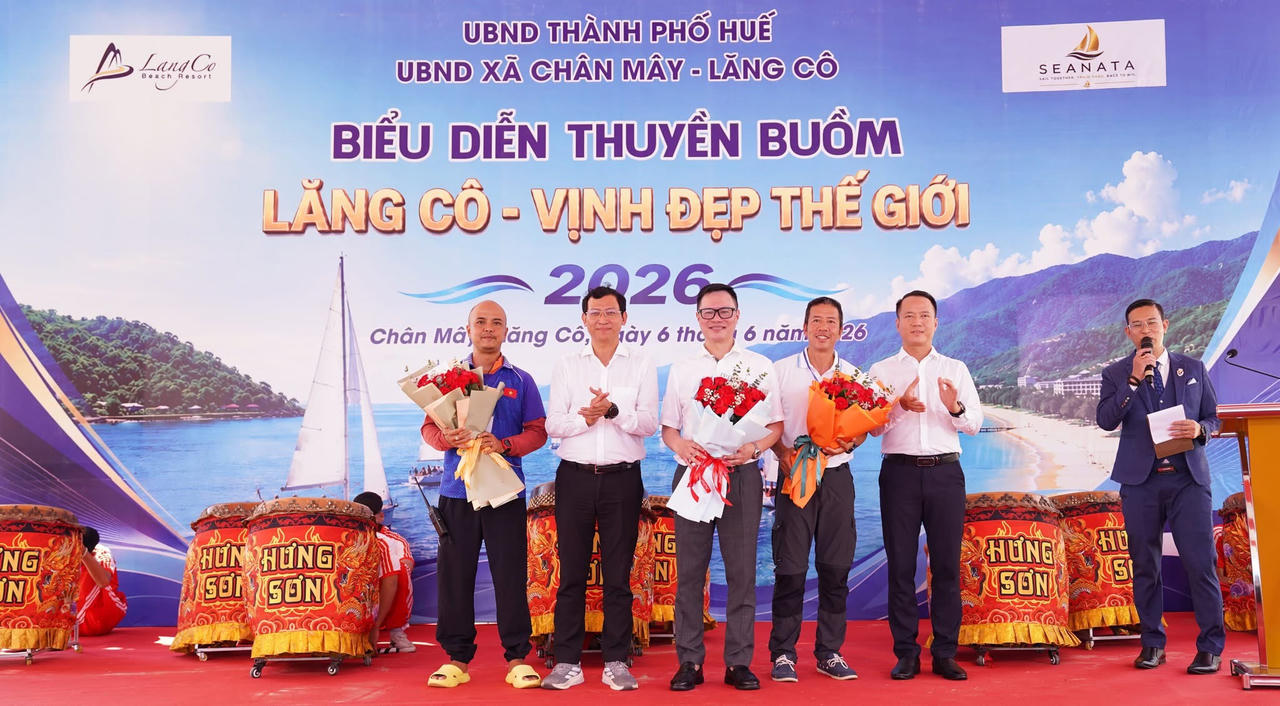Ấn tượng màn trình diễn thuyền buồm trên Vịnh Lăng Cô
