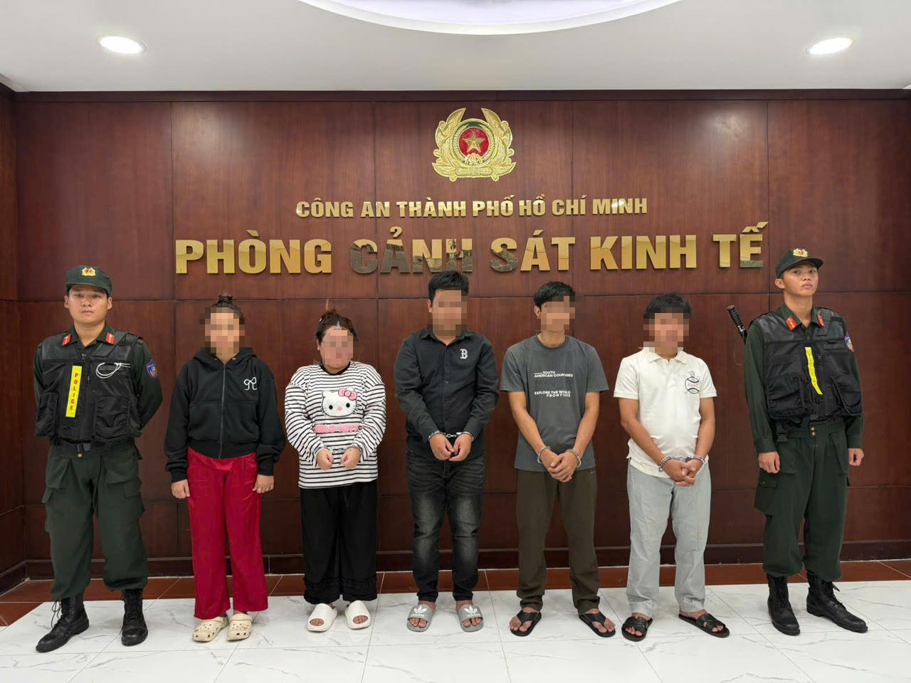 Hai vợ chồng ở TP HCM sản xuất 23.000 đôi dép giả