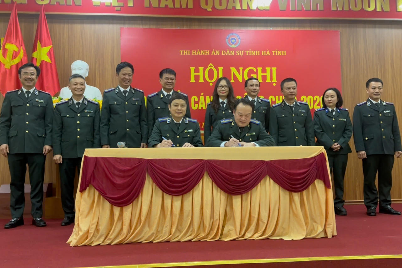 Các đơn vị trong THADS Hà Tĩnh ký cam kết thi đua ngay từ đầu năm.