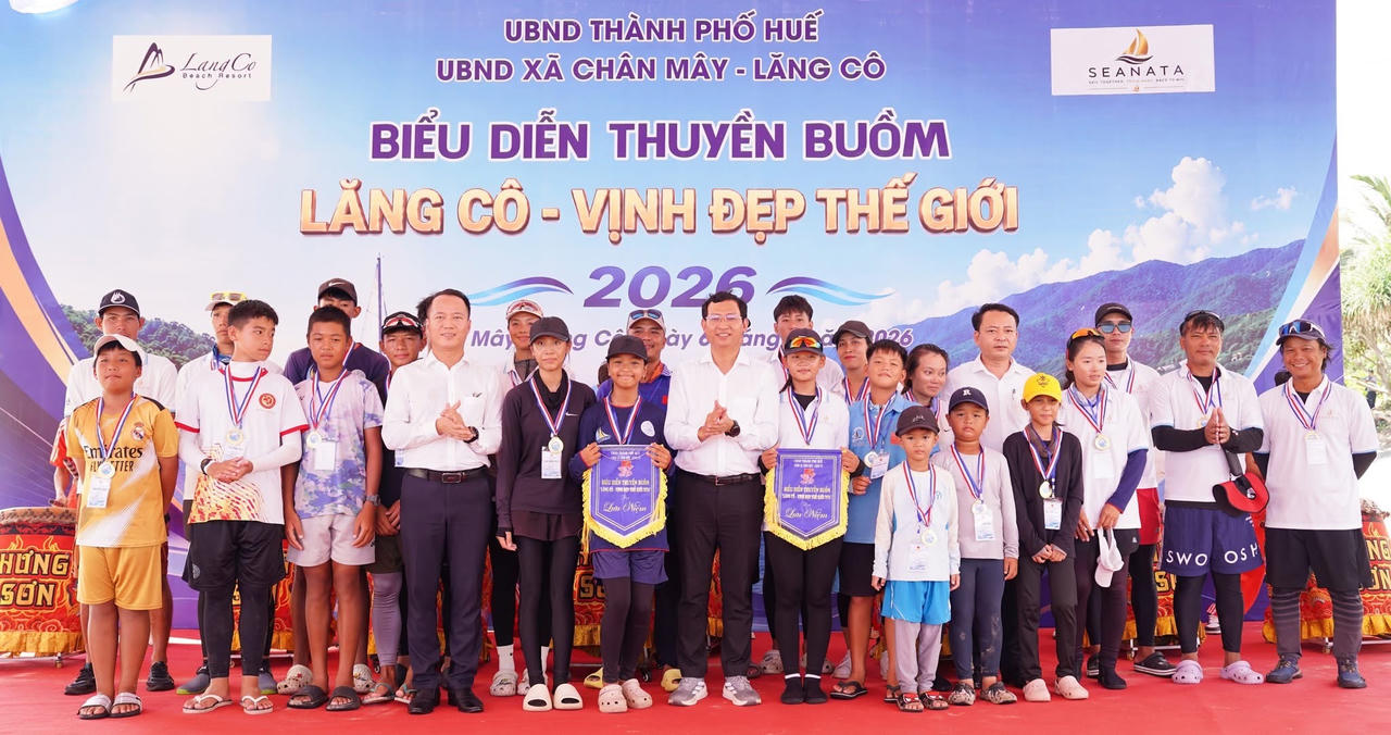 Ấn tượng màn trình diễn thuyền buồm trên Vịnh Lăng Cô