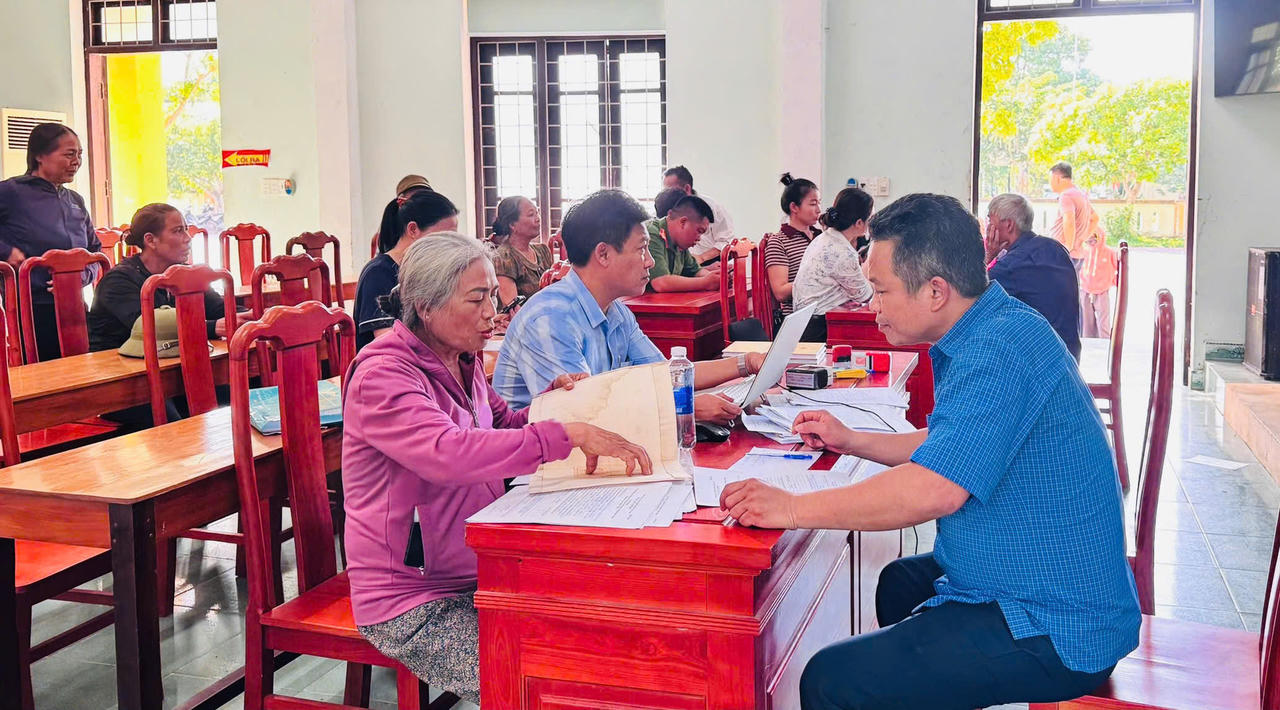 Bà Nguyễn Thị Tiềm được cán bộ hướng dẫn hoàn thiện hồ sơ, thủ tục hành chính ngay tại trụ sở UBND xã Cao Quảng cũ.