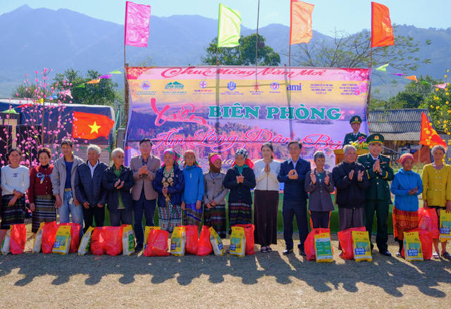 Người dân được nhận quà tại chương trình “Xuân Biên phòng ấm lòng dân bản”.