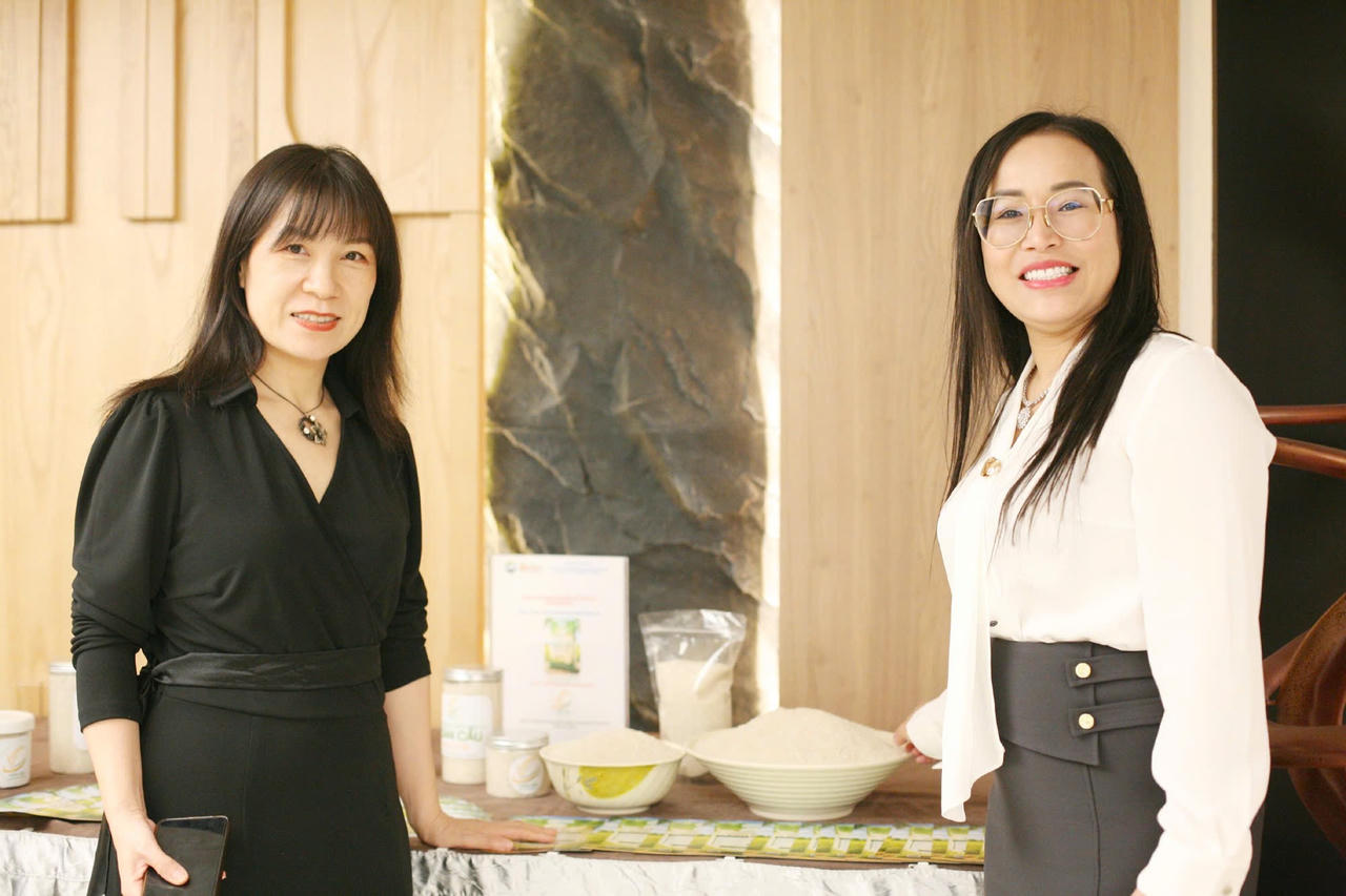 Bà Nguyễn Việt Chinh (áo trắng) trao đổi với các đại biểu&nbsp;