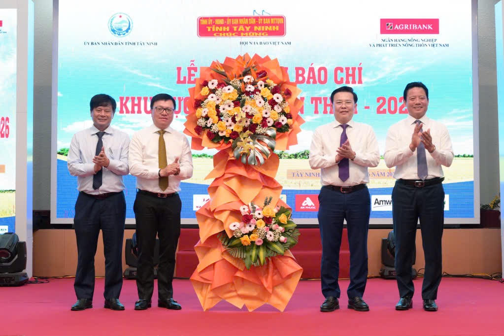 Lãnh đạo tỉnh Tây Ninh tặng hoa chúc mừng Chủ tịch và Phó Chủ tịch Hội nhà báo Việt Nam.