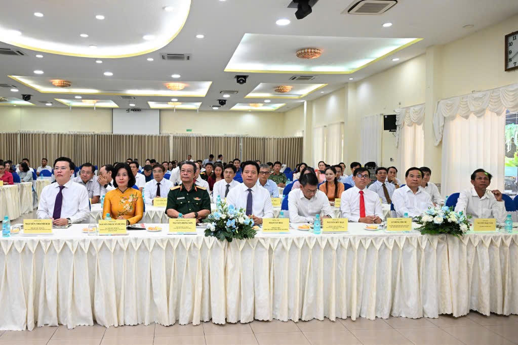 Các đại biểu tham dự buổi lễ.