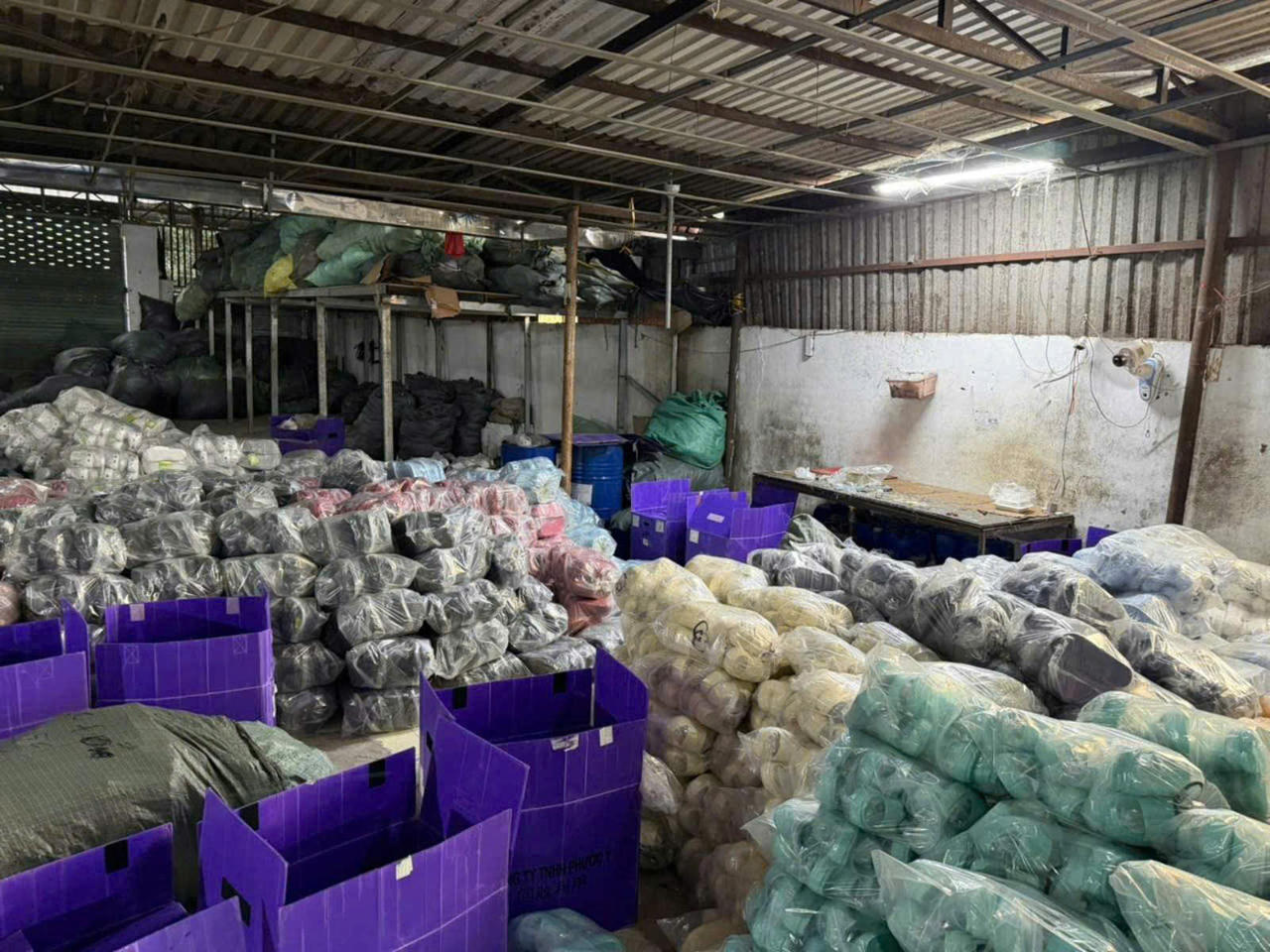 Hai vợ chồng Đạt - Thủy đã sản xuất 23.000 đôi dép giả (Ảnh: Công an cung cấp).