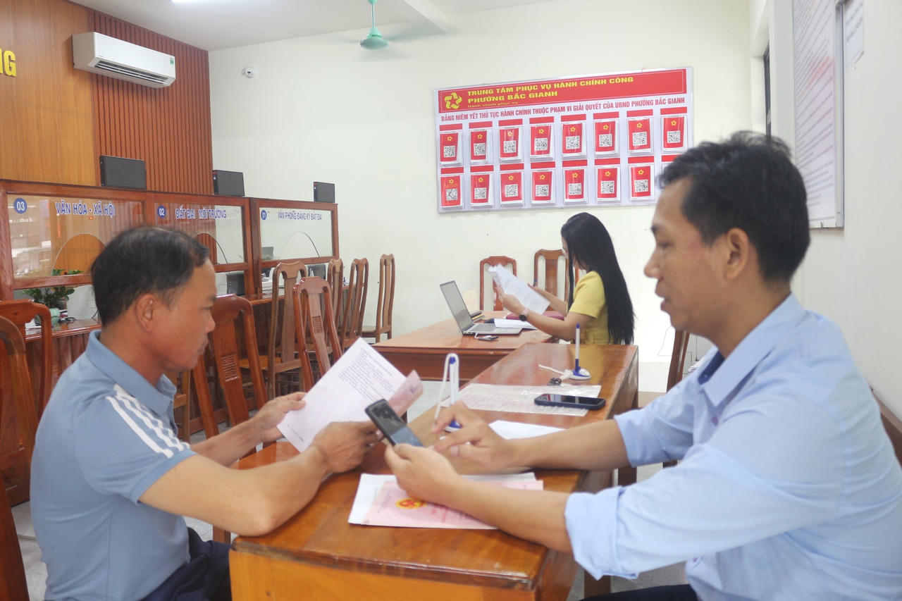 Ông Đoàn Ngọc Nguyên được cán bộ hỗ trợ tích hợp thông tin trên ứng dụng VNeID và tiếp cận các dịch vụ công trực tuyến.