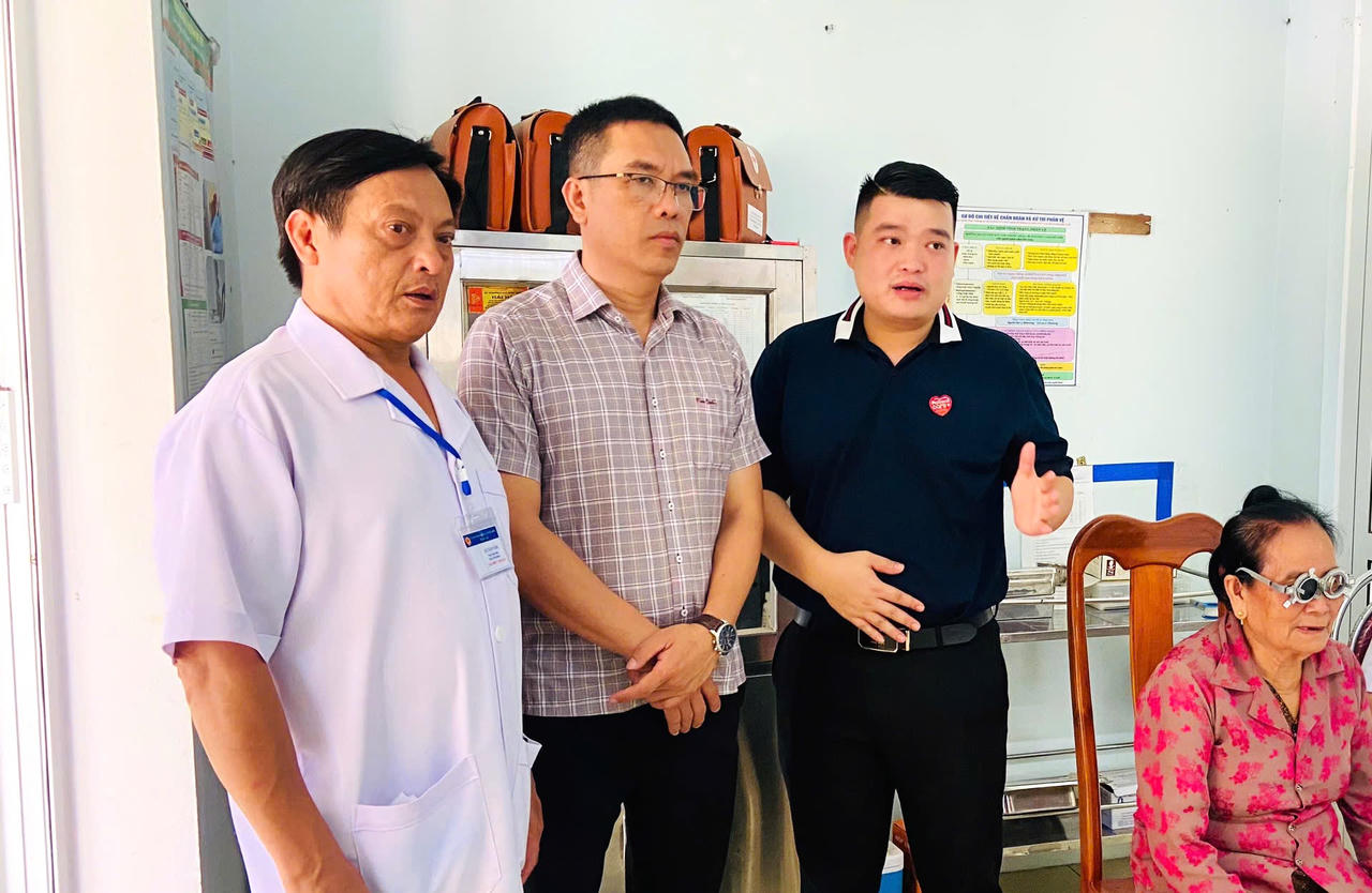 Ông Trần Khánh Linh, Chủ tịch UBND xã Tuyên Hóa (áo sọc) cho biết địa phương xác định lấy sự hài lòng của người dân làm thước đo chất lượng hoạt động của bộ máy hành chính.