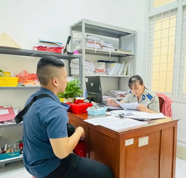 Cán bộ Phòng THADS Khu vực 2 tiếp công dân