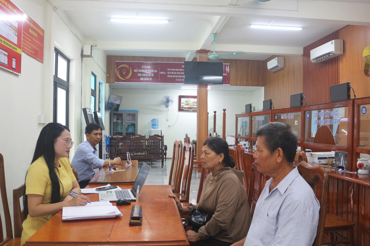 Bà Trần Ngọc Hương, Phó Chủ tịch UBND phường Bắc Gianh hướng dẫn người dân giải quyết thủ tục hành chính trong khuôn khổ mô hình “Ngày thứ 7: Chính quyền tận tâm - Người dân thuận tiện”.