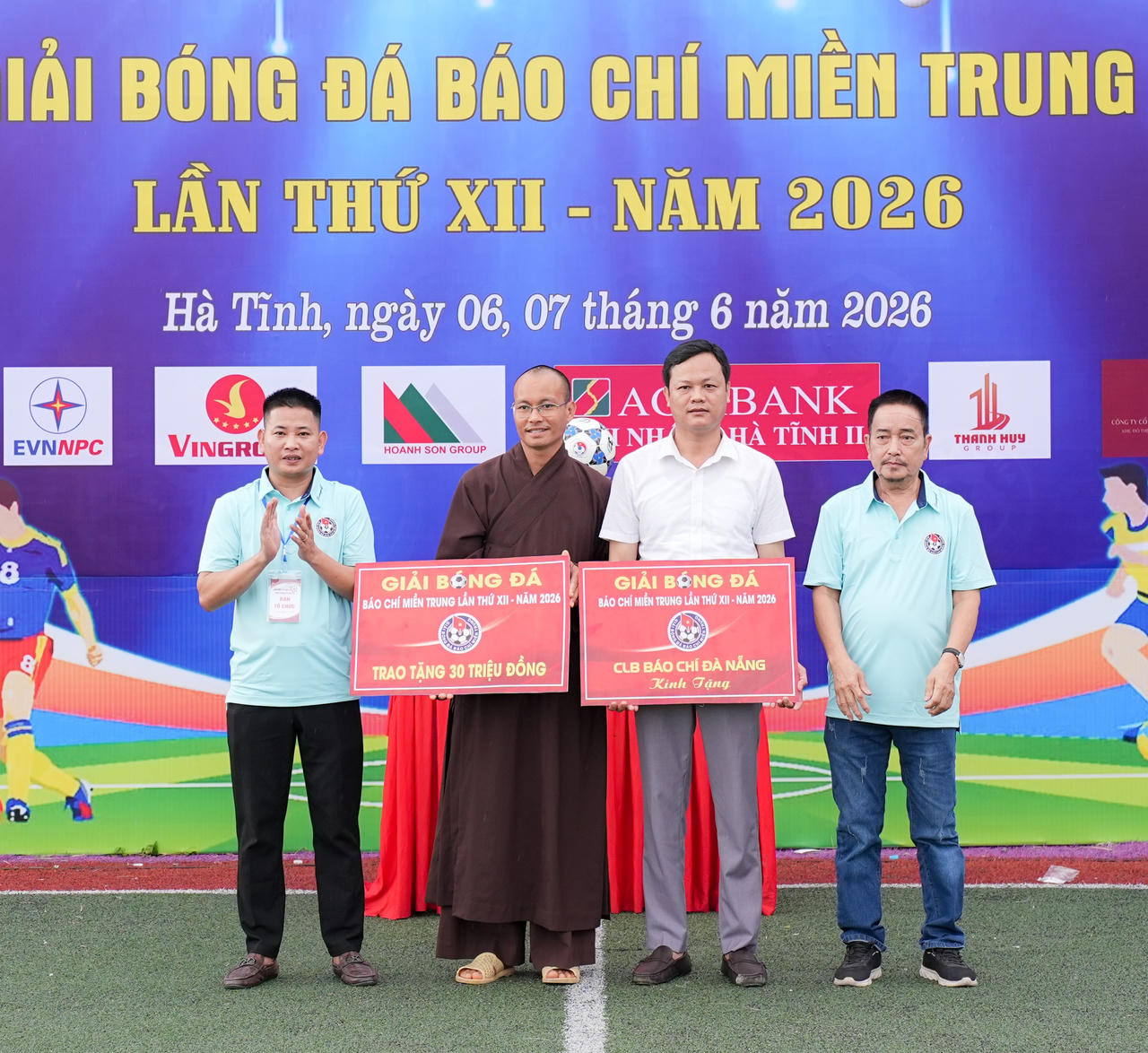 Ban tổ chức đã trao tặng 30 triệu đồng để hỗ trợ cho Chùa Vĩnh-Nơi đây là mái ấm chở che của hàng chục em nhỏ mồ côi, không nơi nương tựa.