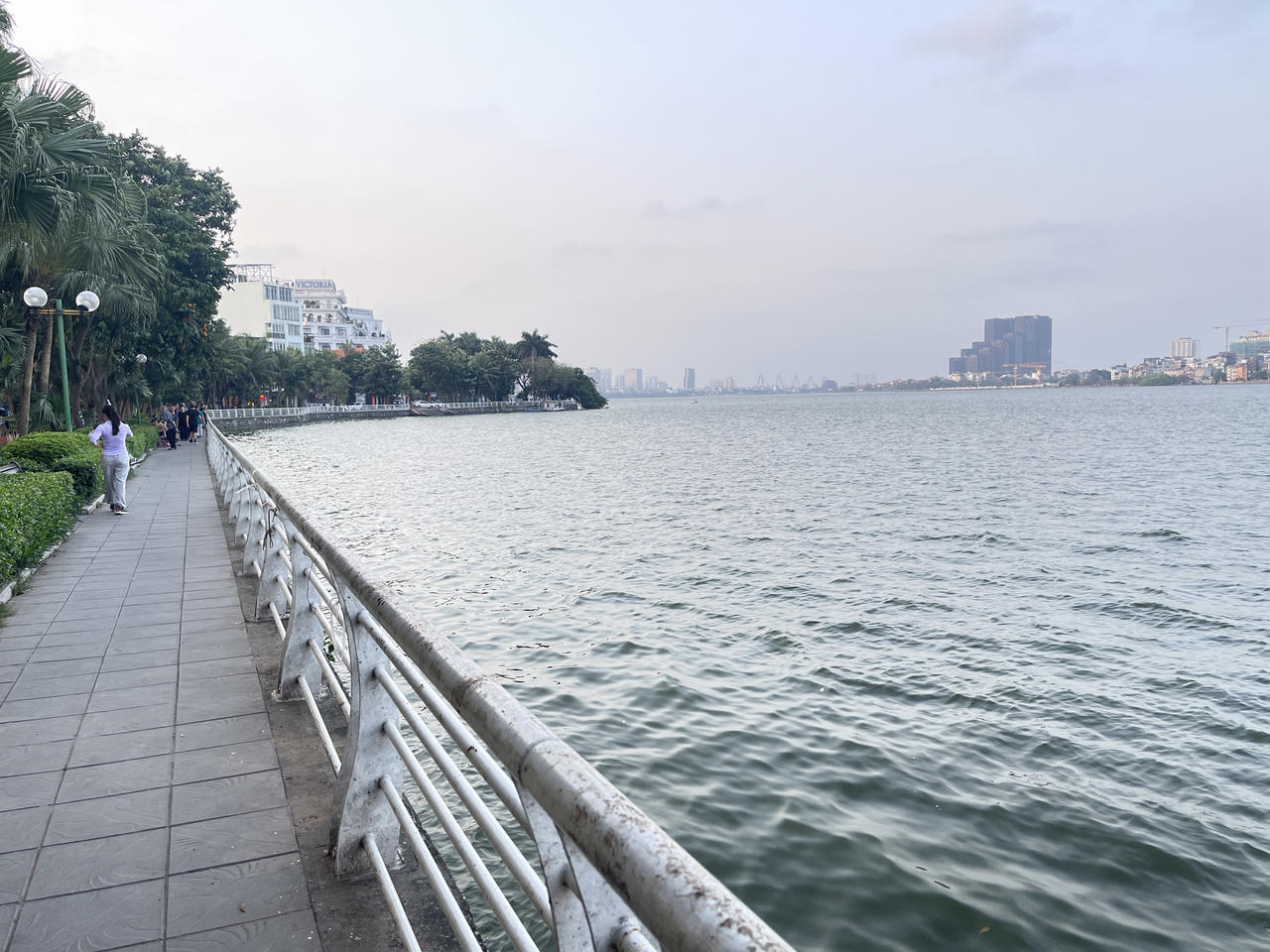Không gian Hồ Tây xanh, thoáng đãng là điểm đến quen thuộc của người dân và du khách khi đến với Hà Nội.
