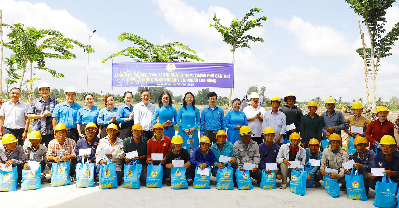 Lãnh đạo LĐLĐ Việt Nam và lãnh đạo thành phố Cần Thơ thăm, tặng quà cho công nhân lao động có hoàn cảnh khó khăn đang thi công công trình Trung tâm Chuyển đổi số TP Cần Thơ.