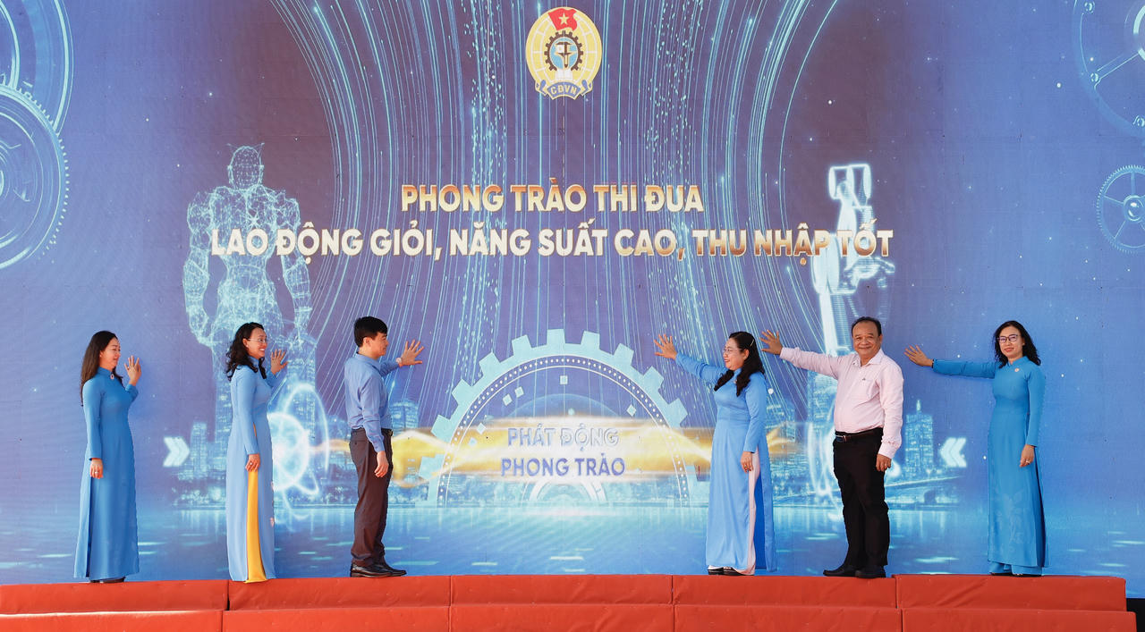 Các đại biểu thực hiện nghi thức phát động phong trào thi đua “Lao động giỏi, năng suất cao, thu nhập tốt” giai đoạn 2026-2031.