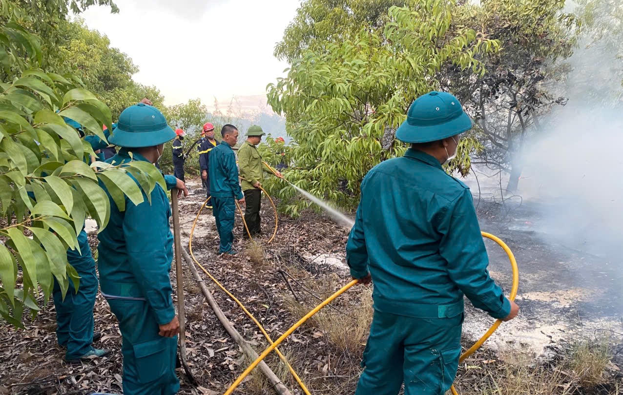 Nhiều lực lượng được huy động tham gia chữa cháy rừng tại xã Ninh Châu.