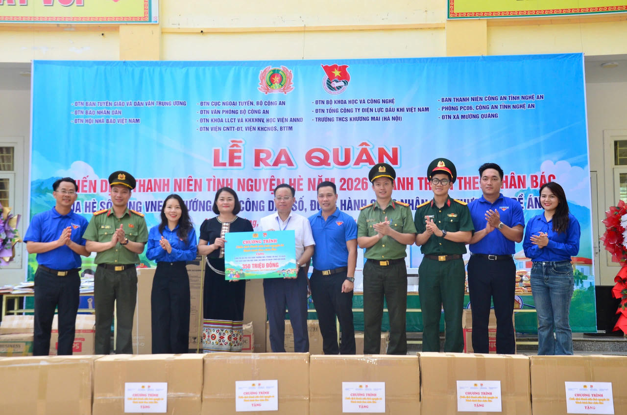Đại diện các cơ quan, đơn vị tham gia chương trình “Hành trình theo chân Bác” trao bảng tượng trưng các công trình, phần quà an sinh xã hội với tổng trị giá 350 triệu đồng cho địa phương và học sinh vùng biên xã Mường Quàng, tỉnh Nghệ An.