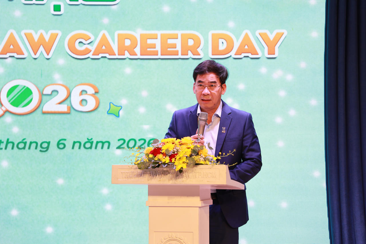 TS. Lê Trường Sơn - Hiệu trưởng ULAW phát biểu khai mạc