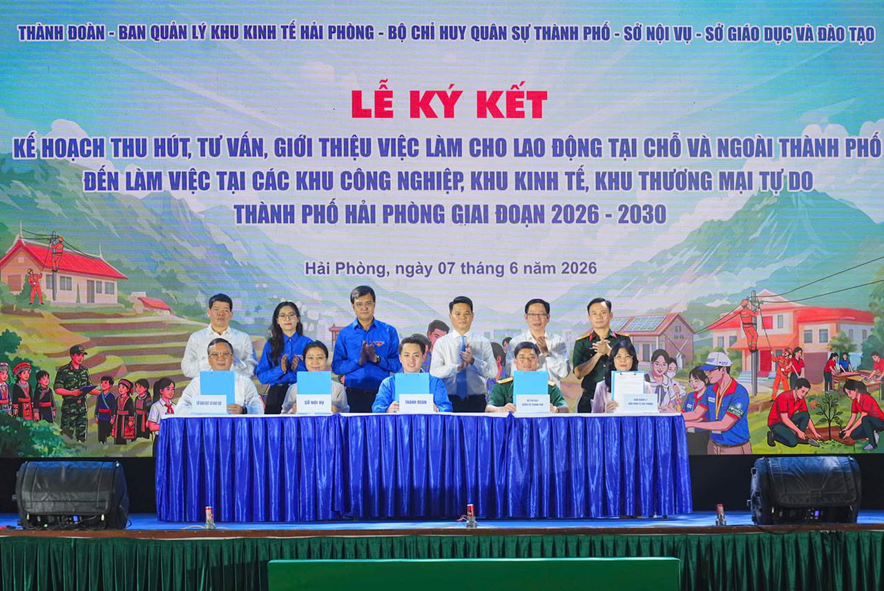 Lãnh đạo Trung ương Đoàn và lãnh đạo thành phố chứng kiến các đơn vị ký kết kế hoạch thu hút, tư vấn, giới thiệu việc làm cho lao động.