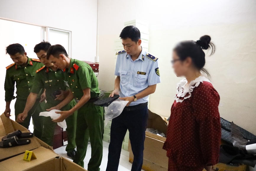 Công an thành phố Cần Thơ phối hợp Chi Cục quản lý thị trường TP Cần Thơ kiểm đếm, niêm phong số lượng lớn dép “giả” thương hiệu nổi tiếng tại cửa hàng T.D Luxury.&nbsp;Ảnh: Công an thành phố Cần Thơ