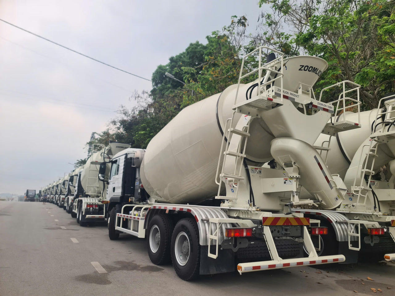 Nhập khẩu ô tô tăng mạnh qua cửa khẩu quốc tế Hữu Nghị. (Ảnh: Minh Hữu).