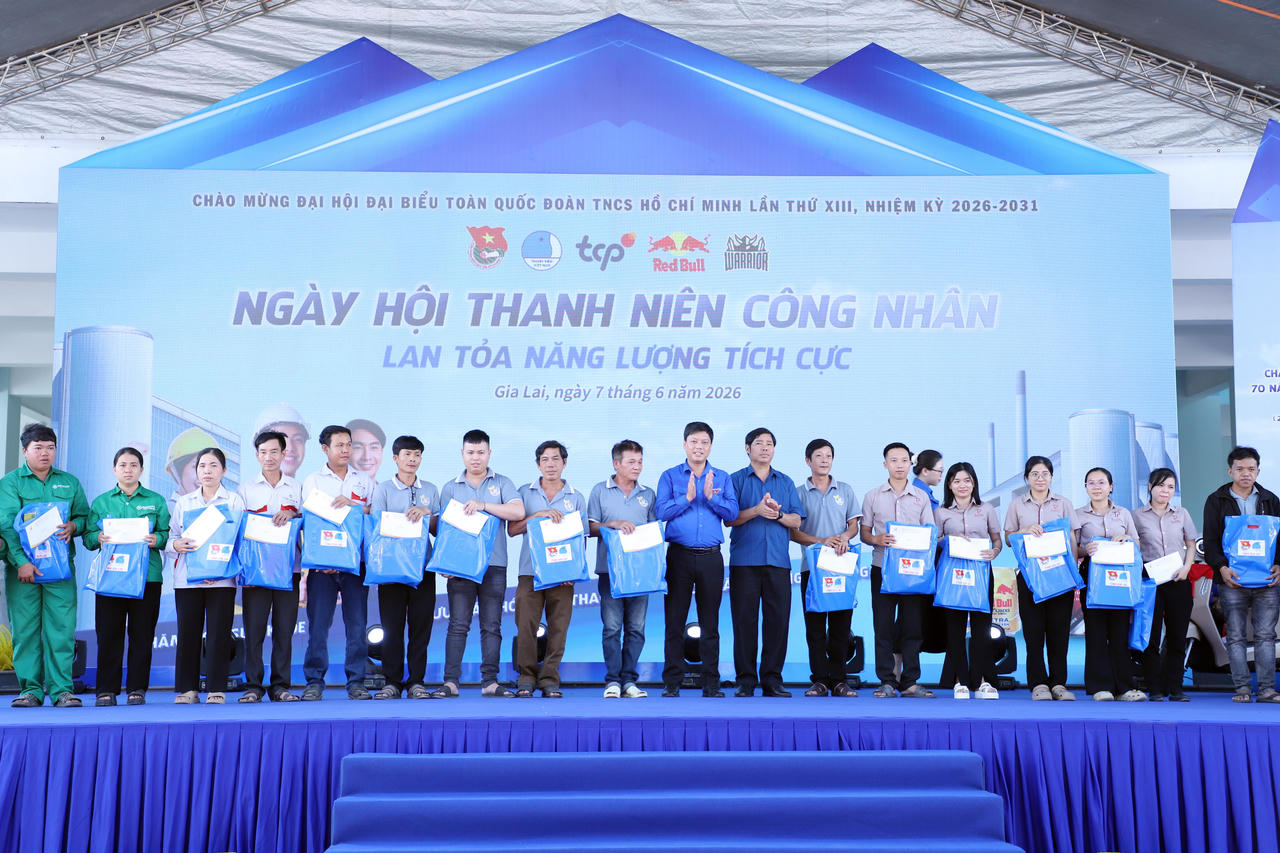 Nhiều món quà ý nghĩa đã trao tặng cho công nhân (Ảnh: Đức Hải)