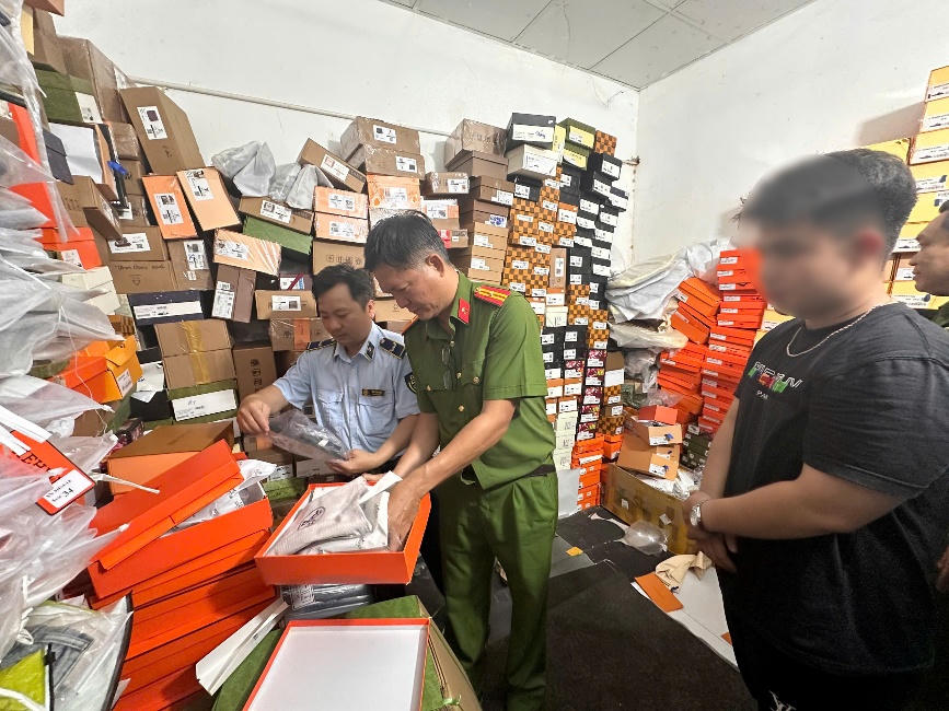 Công an thành phố Cần Thơ phối hợp Chi Cục quản lý thị trường thành phố kiểm đếm số quần áo “giả” thương hiệu nổi tiếng tại cửa hàng T.H Luxury. Ảnh:&nbsp;Công an thành phố Cần Thơ