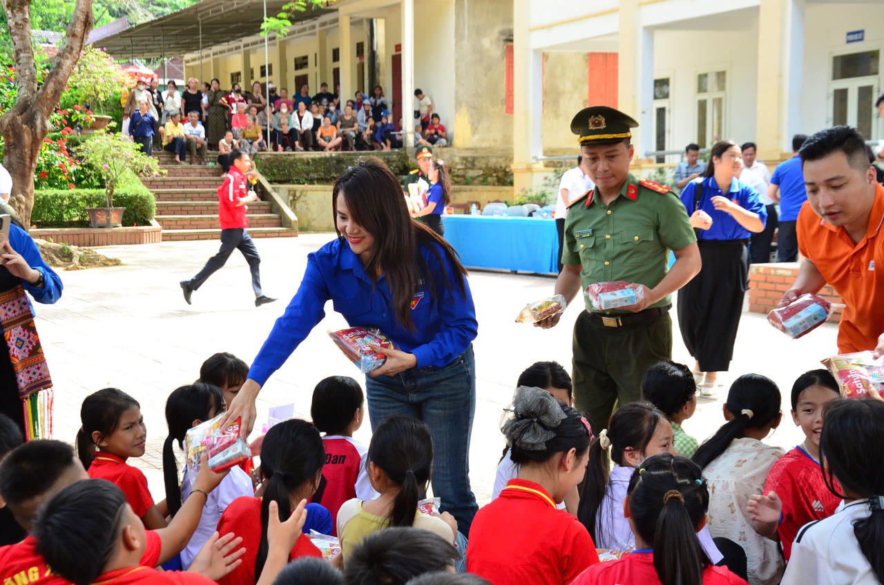 “Hành trình theo chân Bác” lan tỏa yêu thương nơi vùng biên giới Nghệ An