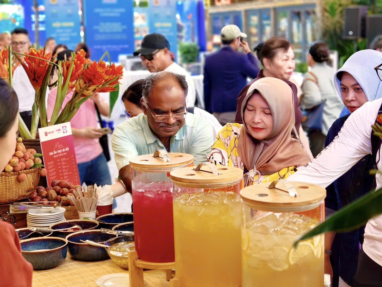 Ẩm thực Hà Nội thu hút khách quốc tế.