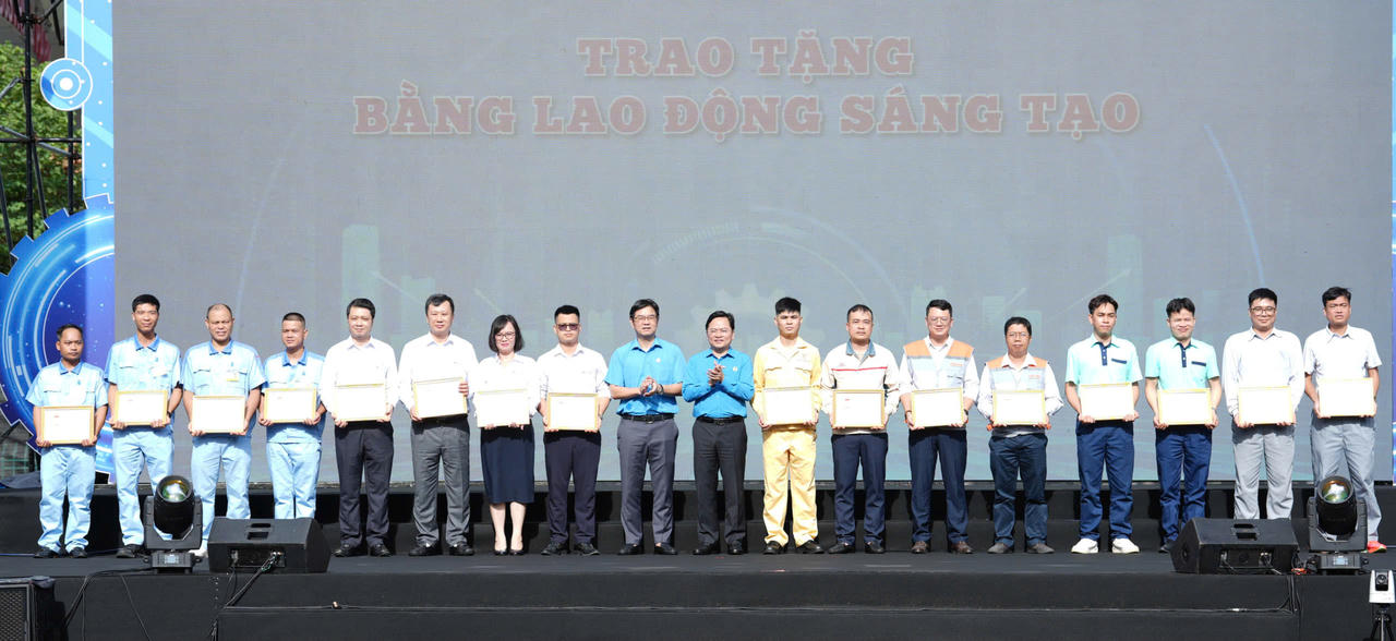 Lãnh đạo Tổng Liên đoàn Lao động Việt Nam trao Bằng lao động sáng tạo.