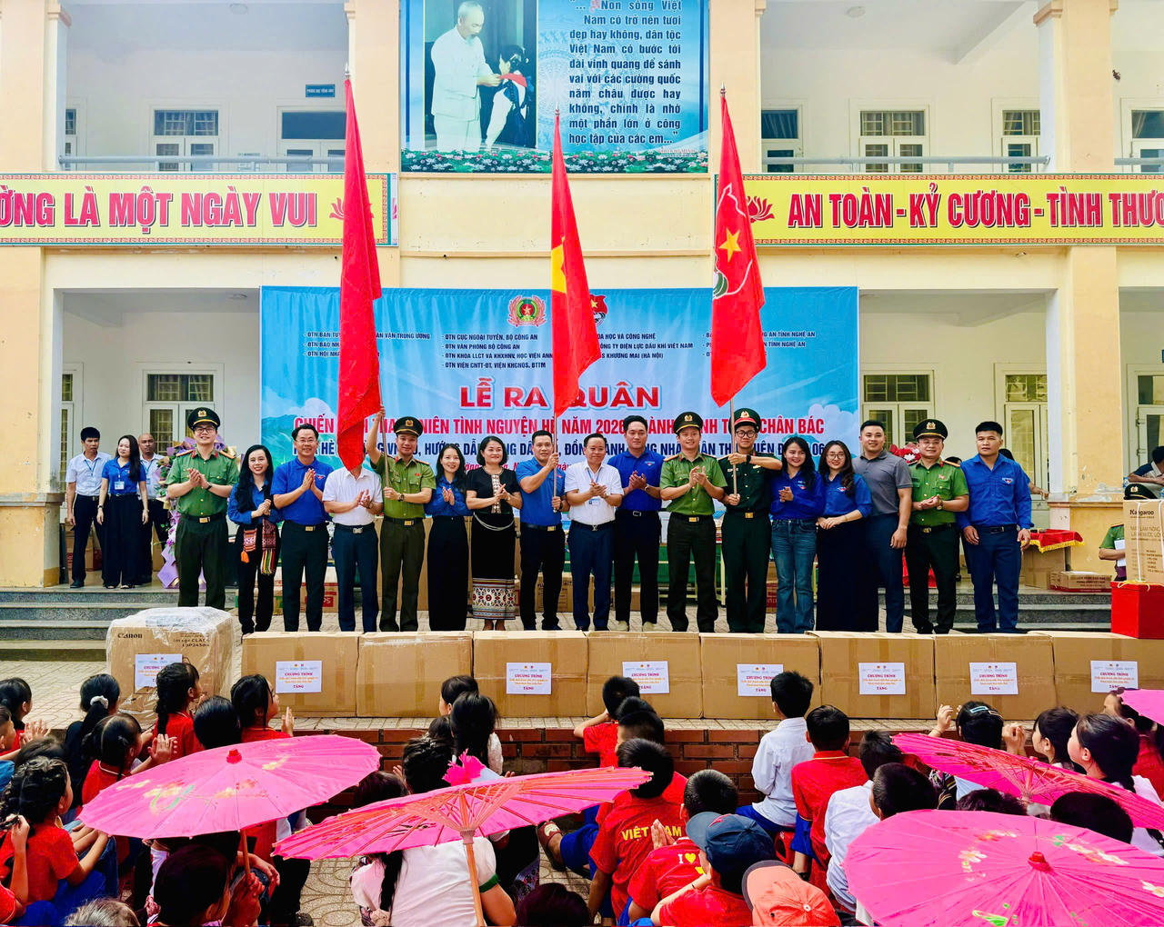 Đại diện các cơ quan, đơn vị và đoàn viên thanh niên thực hiện nghi thức ra quân chương trình “Hành trình theo chân Bác” tại xã biên giới Mường Quàng (Nghệ An).