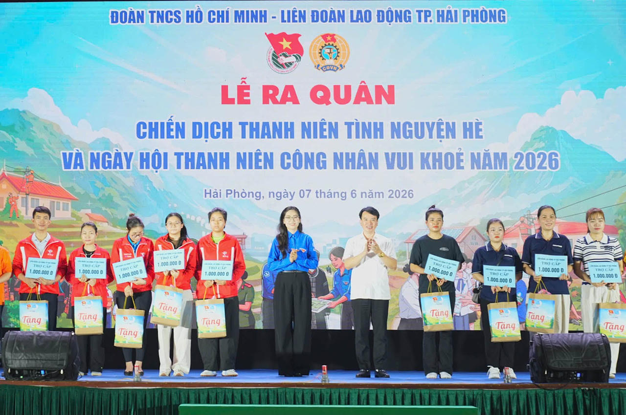 Lãnh đạo TP trao tặng quà cho thanh niên công nhân có hoàn cảnh khó khăn.