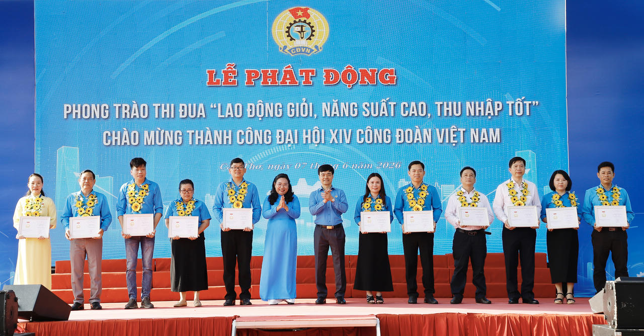 Lãnh đạo Tổng LĐLĐ Việt Nam và lãnh đạo TP Cần Thơ trao Huy hiệu và Bằng Lao động sáng tạo cho các nhóm tác giả, tác giả trên địa bàn TP Cần Thơ có sáng kiến, giải pháp mang lại hiệu quả thiết thực trong lao động, sản xuất và công tác.