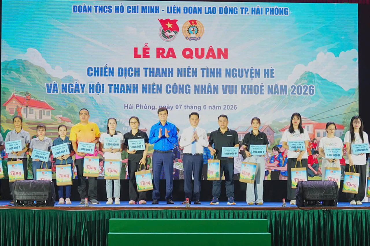 Lãnh đạo Trung ương Đoàn, và lãnh đạo thành phố tặng quà thanh niên công nhân có hoàn cảnh khó khăn.