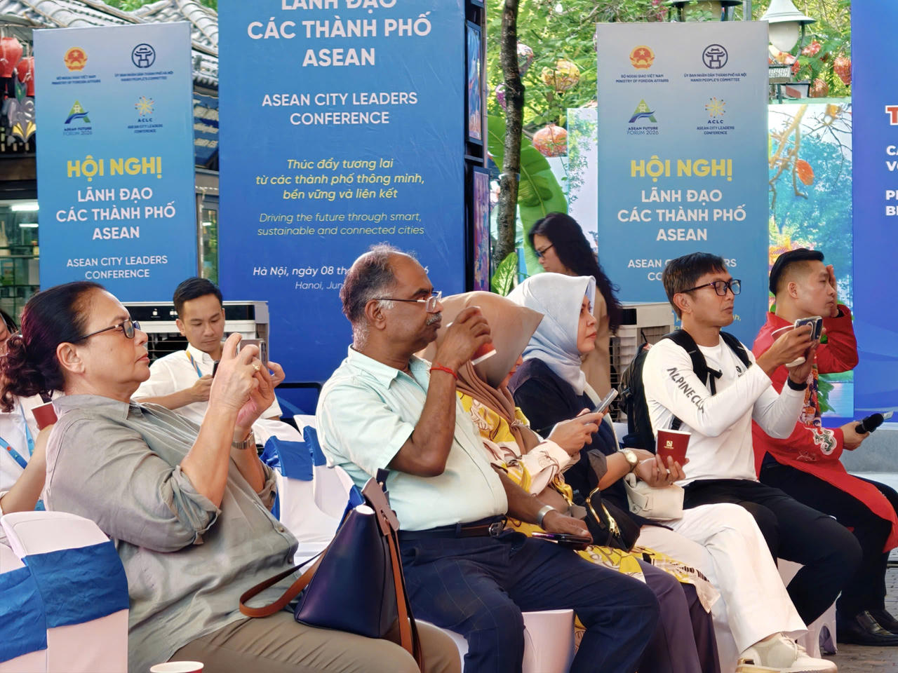 Các đại biểu hào hứng tham gia chương trình.