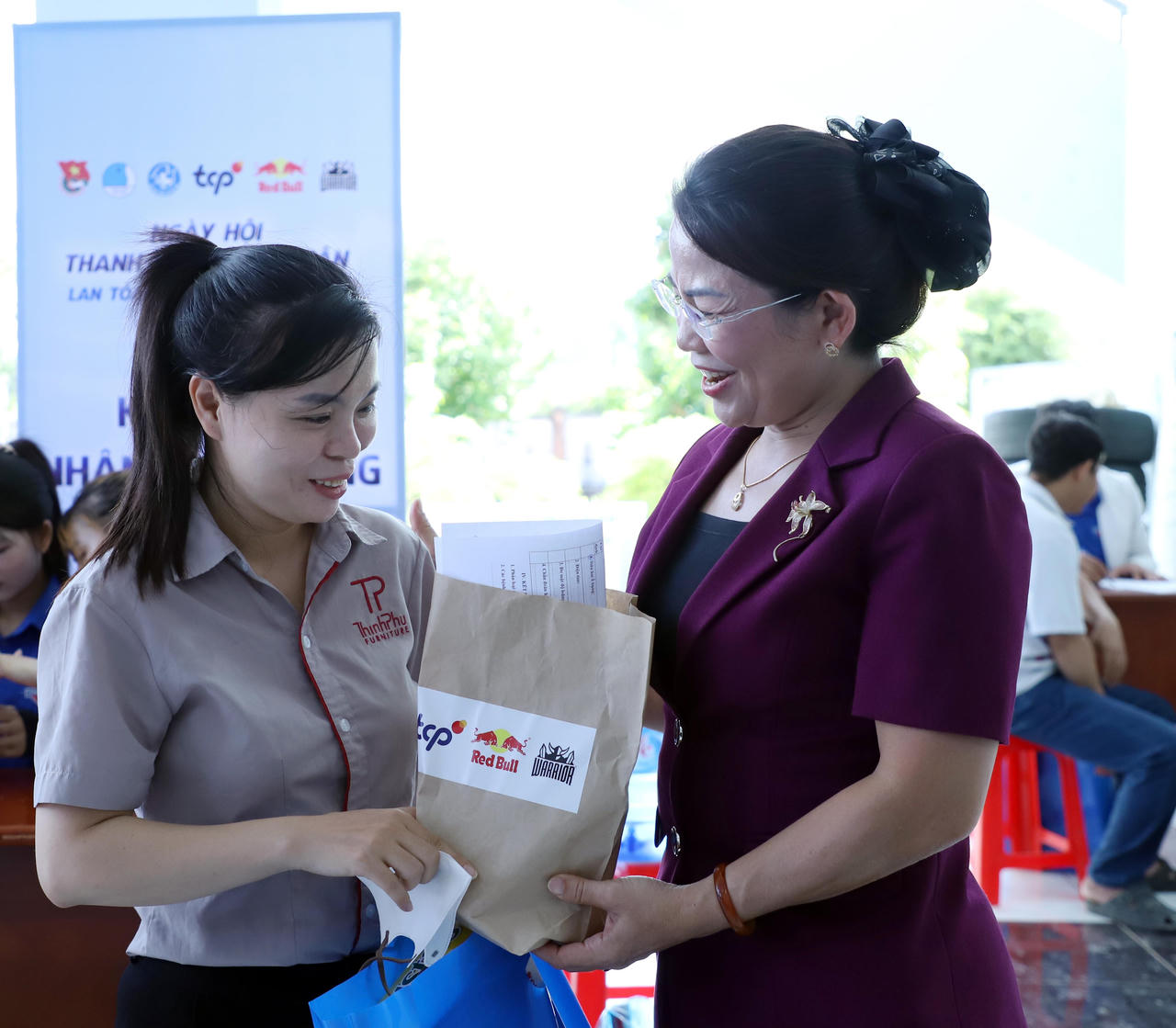 Ban tổ chức trao quà tặng cho thanh niên công nhân&nbsp; (Ảnh: Đức Hải)