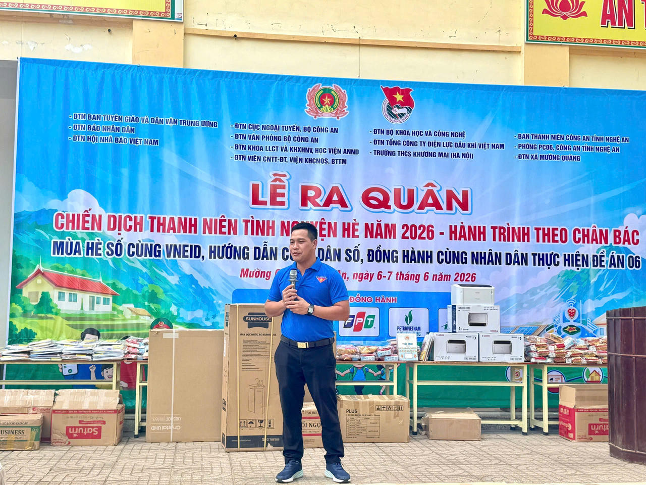 Đồng chí Đào Văn Hiếu, Bí thư Đoàn Thanh niên Ban Tuyên giáo và Dân vận Trung ương, đại diện tuổi trẻ các đơn vị tham gia chương trình phát biểu hưởng ứng Chiến dịch Thanh niên tình nguyện hè năm 2026 với chủ đề “Hành trình theo chân Bác” tại xã Mường Quàng, tỉnh Nghệ An.