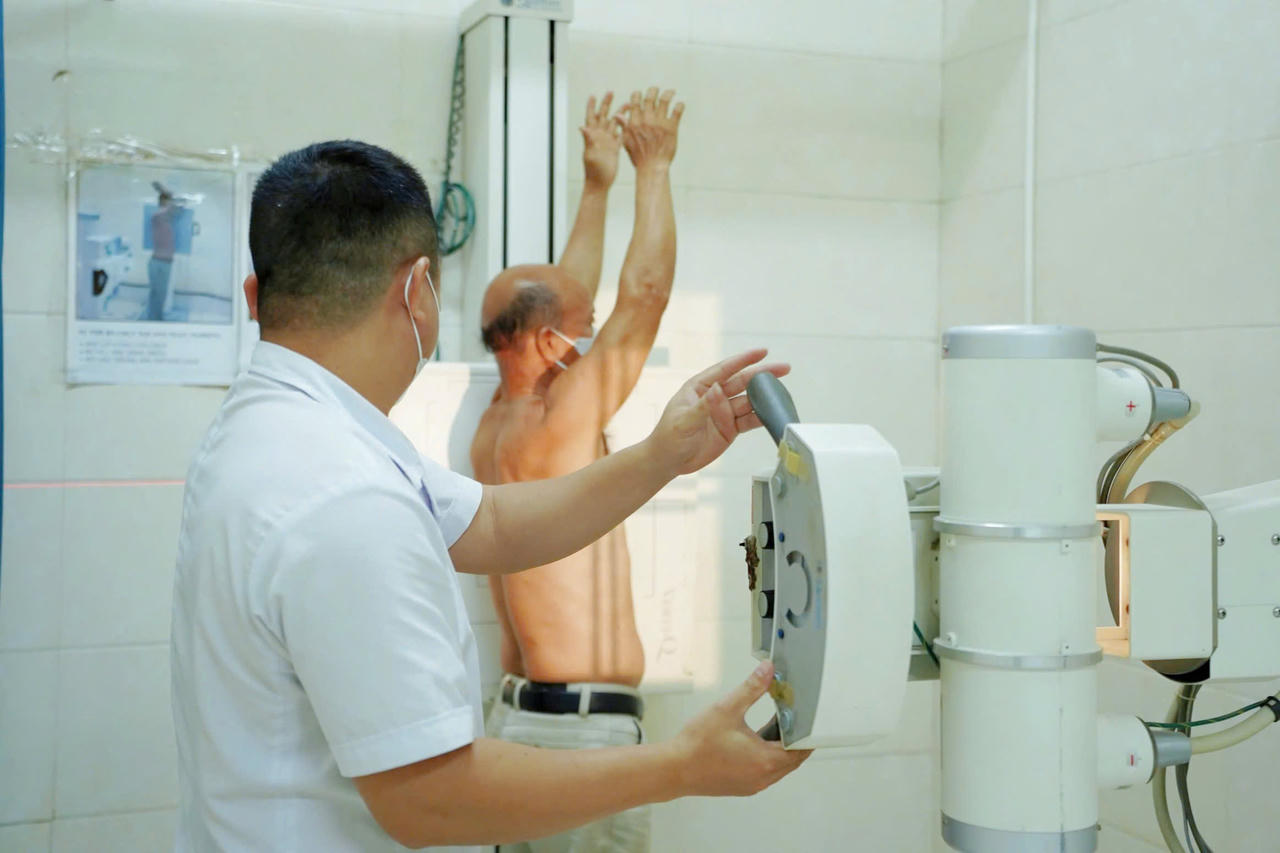 Bệnh viện Phổi Nghệ An khám sức khoẻ, sàng lọc bệnh hô hấp miễn phí cho gần 200 người cao tuổi